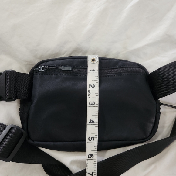 Lululemon Everywhere Women's Belt Bag - Black Travel Festival Concert - Picture 9 of 9
